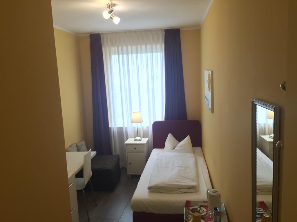 Barcelona Bed & Breakfast Hotel Dusseldorf Room photo